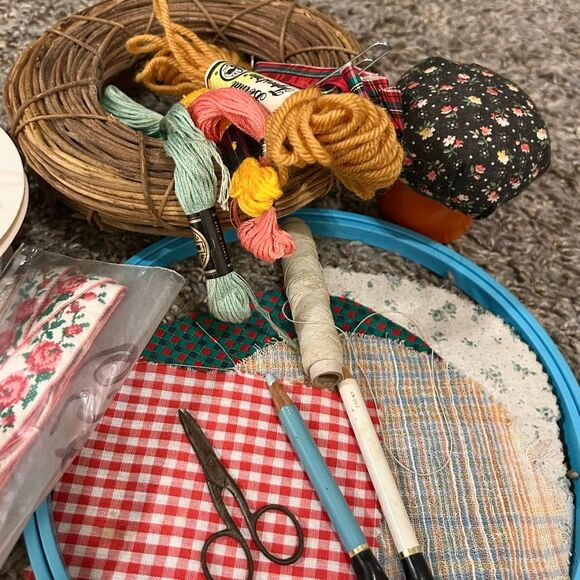 VTG Mixed LOT Craft Sewing Stitching Supplies button ribbons hooks zipper books - Picture 8 of 15